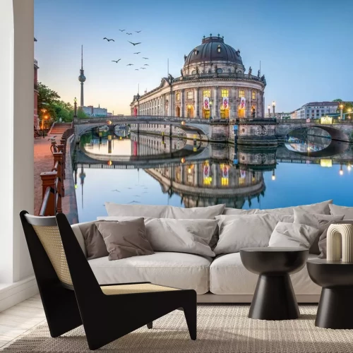 Papier peint  Oiseaux volants avec l'île aux musées en arrière-plan