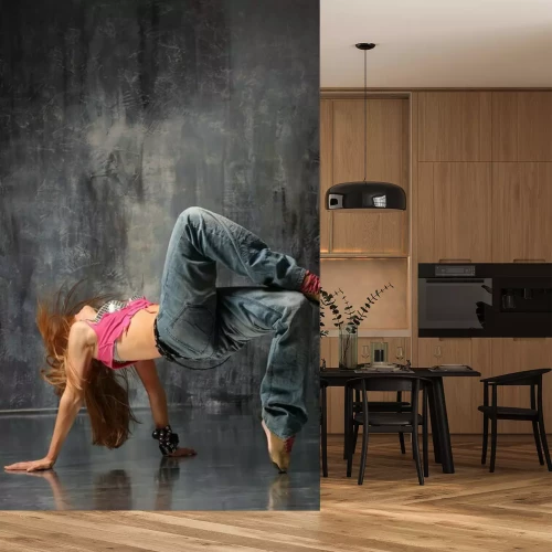 Papier peint  Danseuse de breakdance fond béton
