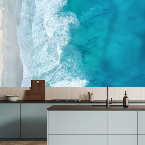 Sticker  Des vagues sur la plage en arrière-plan. Beau fond naturel à l'heure d'été