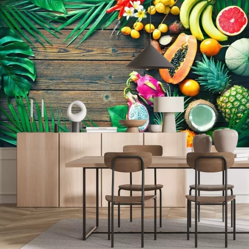 Sticker  Assortiment de fruits tropicaux avec des feuilles de palmiers et de plantes exotiques sur un fond en bois foncé