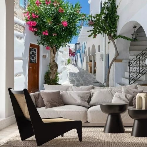 Papier peint  Traditionelle weiße Gasse mit bunten Oleander Blumen und farbigen Türen auf den Kykladen à Parikia, Paros, à Sommer, dans le Griechenland