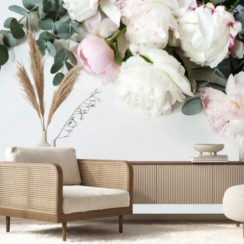 Papier peint  Style de stock photo. Composition florale décorative de nature morte. Bouquet de mariage ou d'anniversaire de fleurs de pivoine roses et blanches et de branches d'eucalyptus. Fond de table blanc Lay p