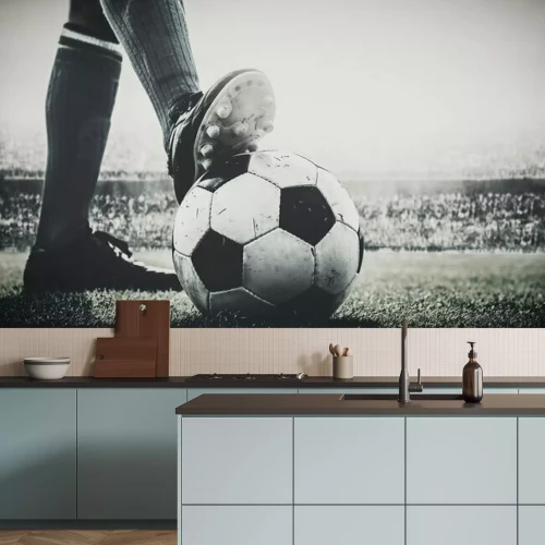 Papier peint  Pieds de joueur de football marchent sur le ballon de football pour le coup d'envoi dans le stade noir et blanc