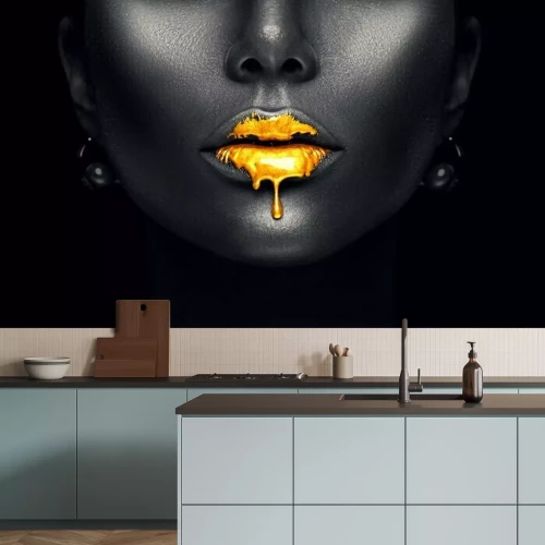 Papier peint  Visage de femme avec des lèvres dorées