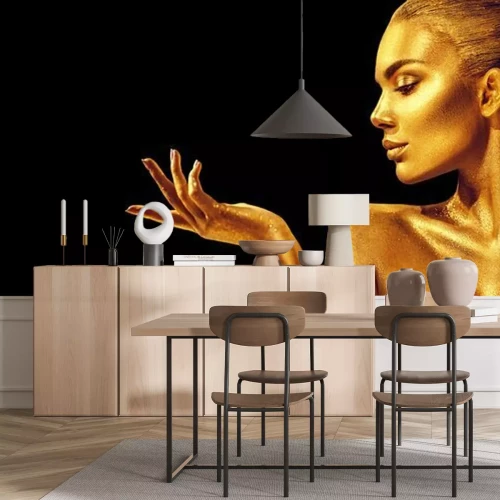 Papier peint  Portrait de femme aux tons dorés sur fond noir