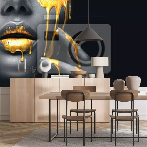 Papier peint  Un visage de femme avec des éléments dorés