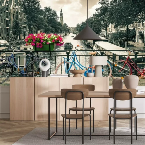 Papier peint  Amsterdam - Photo noir et blanc avec des vélos colorés