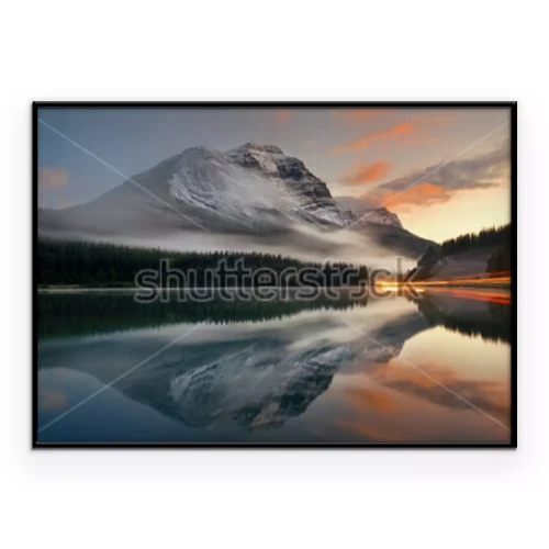 Poster  Un lac reflétant les montagnes et les pentes boisées