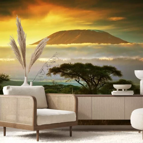 Papier peint  La savane et le Kilimandjaro parmi les nuages