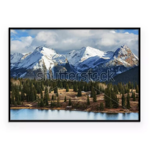 Poster  Des sommets enneigés surplombent le lac et la forêt