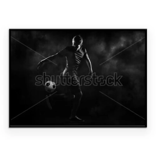 Poster  Un joueur de football jonglant sur fond noir