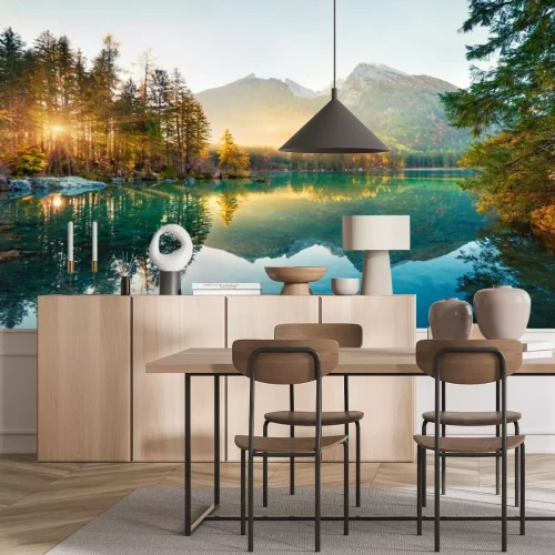 Papier peint  Rayons de soleil des montagnes perçant la forêt