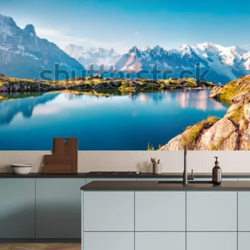 Sticker  Panorama d'été coloré du lac Lac Blanc avec le Mont Blanc (Monte Bianco) en arrière-plan, emplacement de Chamonix. Belle scène en plein air dans la réserve naturelle du Vallon de Bérard, Alpes Gra