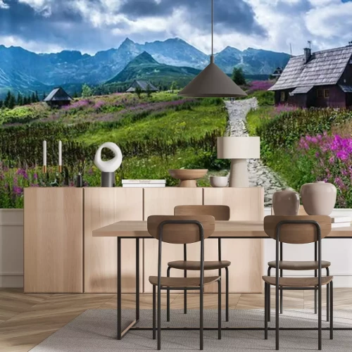 Papier peint  Clairière verte avec des montagnes en arrière-plan