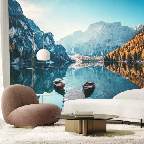 Papier peint  Boats on the Braies Lake ( Pragser Wildsee ) in Dolomites mountains, Sudtirol, Italy