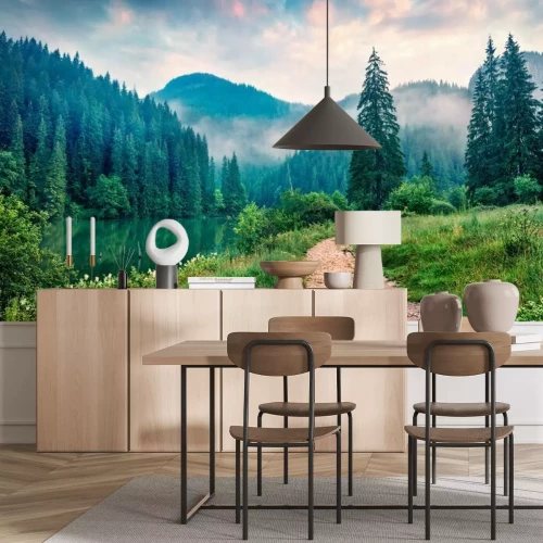 Papier peint  Route au-dessus d'un lac de montagne entre arbres brumeux