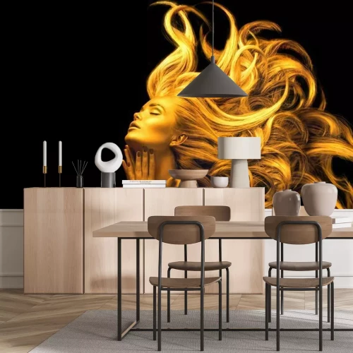 Papier peint  Une femme aux tons dorés sur fond noir