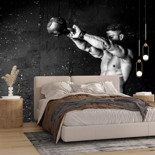 Papier peint  Homme musclé s'entraînant avec une kettlebell