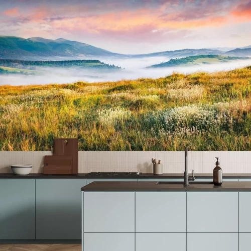 Papier peint  Brume sur une clairière avec des montagnes et le lever du soleil