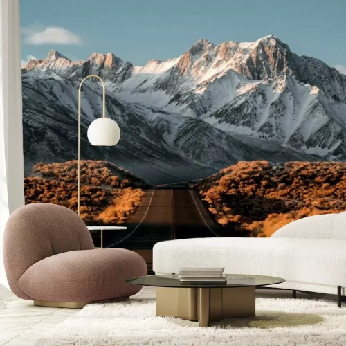 Papier peint  Paysage avec une route devant des sommets montagneux enneigés