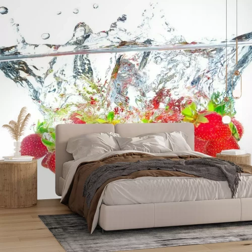 Papier peint  Des fraises juteuses plongées dans l'eau