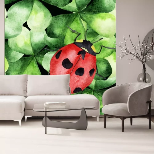 Sticker  Coccinelle assise sur des trèfles verts, peinte à l'aquarelle