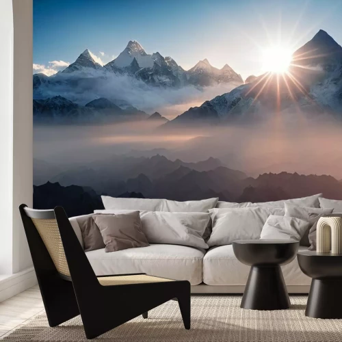 Papier peint  Lever de soleil dans les montagnes avec des sommets enneigés