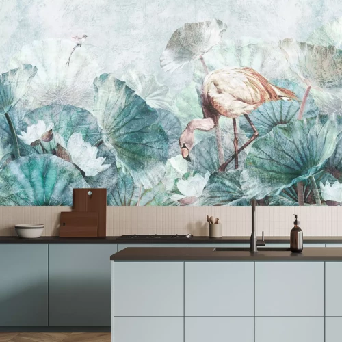 Papier peint  Flamant rose parmi les feuilles et les fleurs du lys