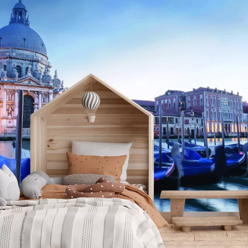 Papier peint  Gondoles vénitiennes avec cathédrale illuminée en arrière-plan