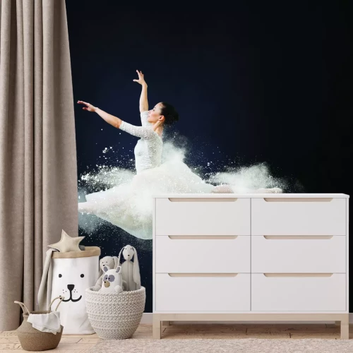 Papier peint  Femme en robe blanche en grand écart