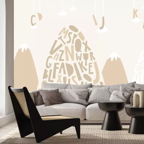 Papier peint  Montagnes sur un fond de nuages avec des lettres
