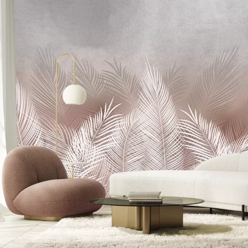 Papier peint  Motif végétal avec feuilles de palmier dans des tons beiges et blancs sur une texture béton