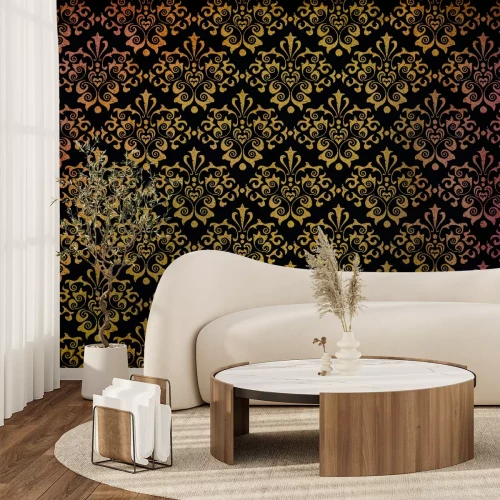 Papier peint  Motif ornemental doré dans un décor marron