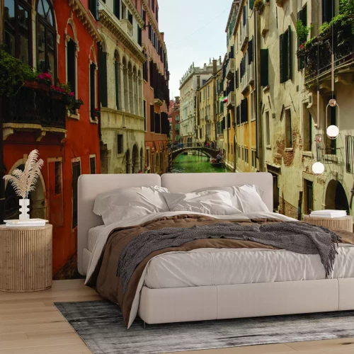 Papier peint  Canal d'eau vénitien parmi les maisons