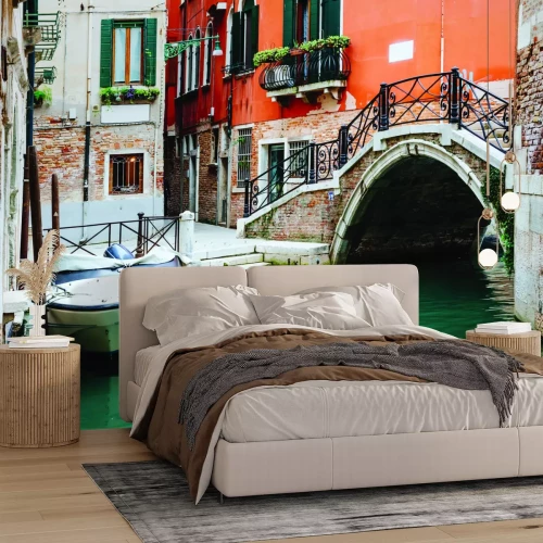 Papier peint  Vue sur le pont et le bateau parmi les maisons