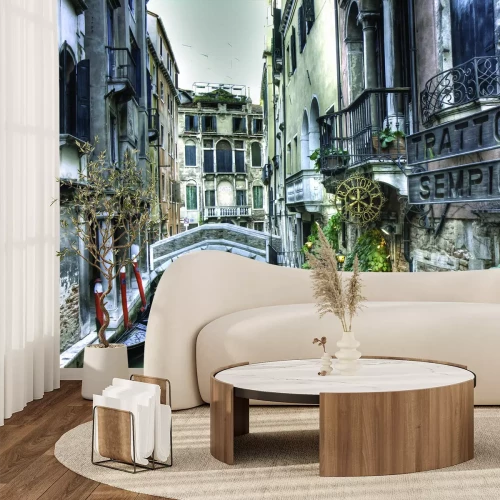 Papier peint  Pont entre des maisons avec une gondole