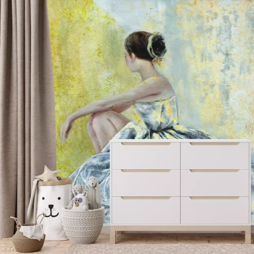 Papier peint  Femme en robe de ballet avec ornement doré