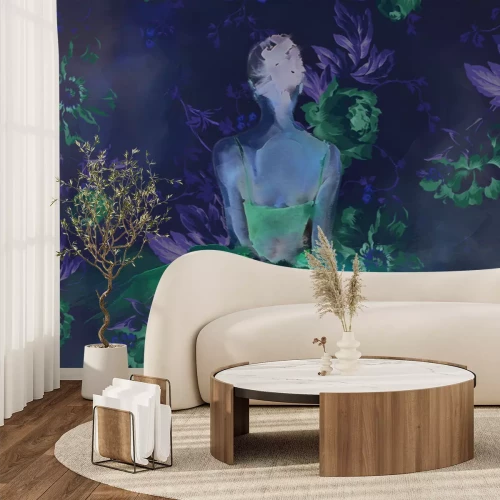 Papier peint  Femme en robe rose parmi les fleurs