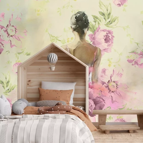 Papier peint  Femme en robe rose parmi les fleurs