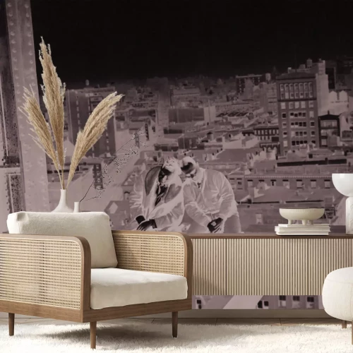 Papier peint  Hommes sur une structure métallique sur fond de ville