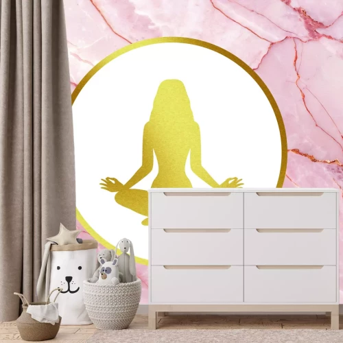 Papier peint  Femme méditant sur du marbre rose