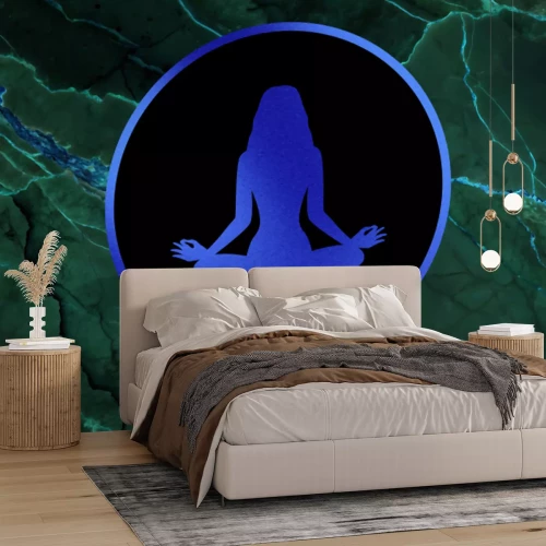 Papier peint  Femme méditant sur du marbre rose