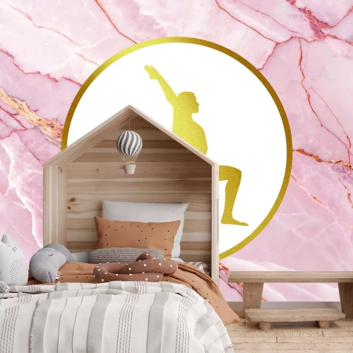 Papier peint  Femme faisant du yoga sur du marbre rose