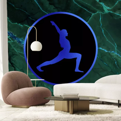 Papier peint  Femme faisant du yoga sur du marbre rose