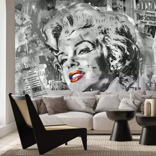 Papier peint  Marilyn Monroe devant un mur de journaux