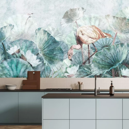 Papier peint  Flamant rose parmi les feuilles et fleurs tropicales