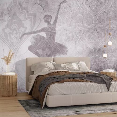 Papier peint  Ballerine en mouvement sur fond en béton avec des ornements décoratifs