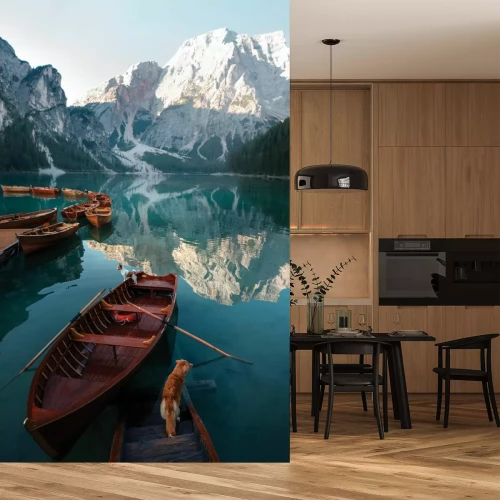 Papier peint  Lac de Braies avec des bateaux en bois et un paysage montagneux
