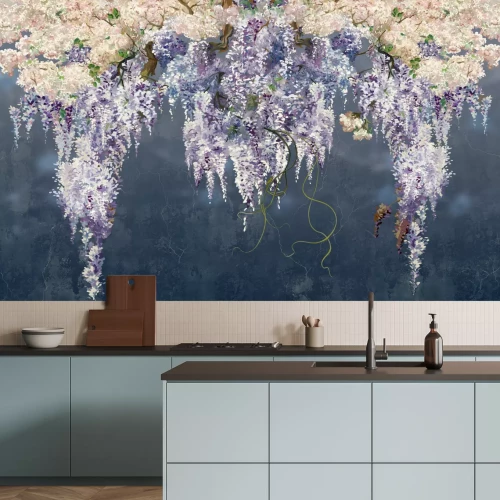 Papier peint  Fleurs de glycine sur fond bleu marine avec texture de béton