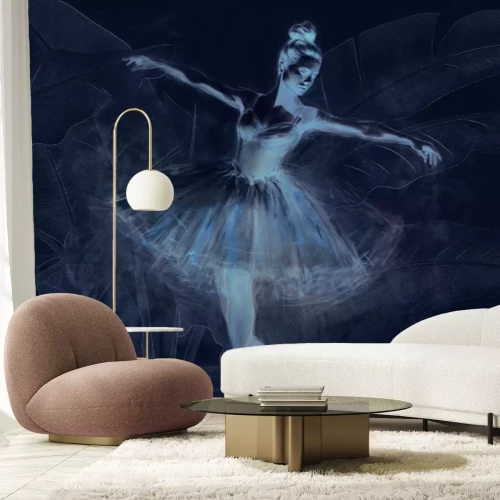 Papier peint  Danseuse en robe sur fond de feuilles tropicales